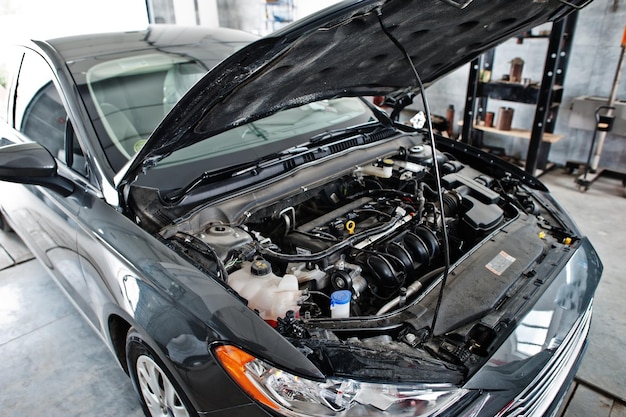 Tema de reparación y mantenimiento de automóviles Motor de capó abierto de automóviles en servicio automático
