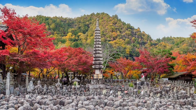 Templo Adashinonenbutsuji en otoño, Kyoto en Japón.