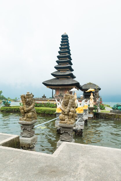 Templo de agua en el lago Bratan