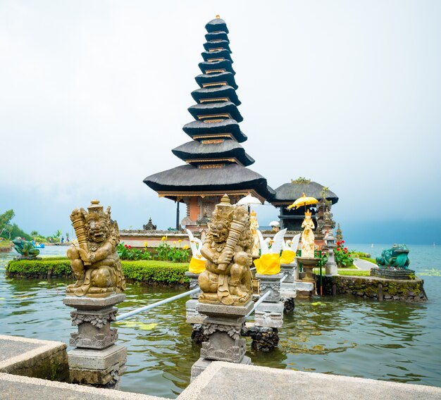 Templo de agua en el lago Bratan