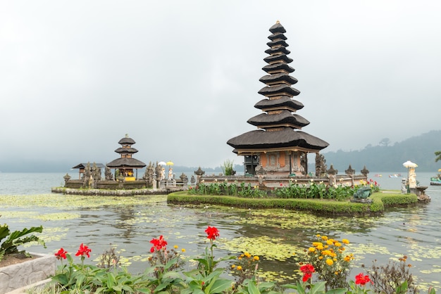 Foto gratuita templo de agua en el lago bratan