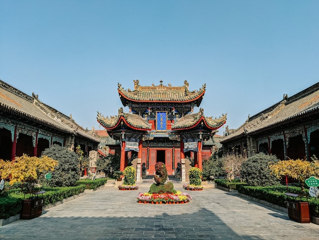 Templo budista histórico con jardín zen en China bajo un cielo brillante