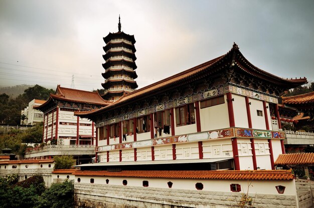 Templo chino en Hong Kong con arquitectura de estilo pagoda y torre.