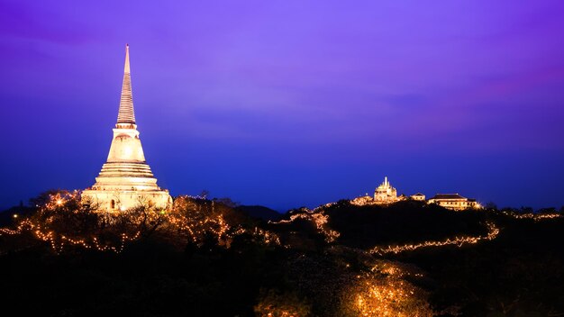 Templo en la cima de la montaña en Khao Wang Palace durante el festival Petchaburi Tailandia