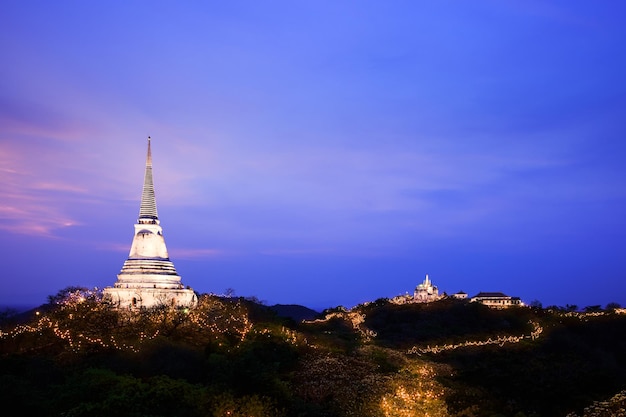 Foto gratuita templo en la cima de la montaña en khao wang palace durante el festival petchaburi tailandia