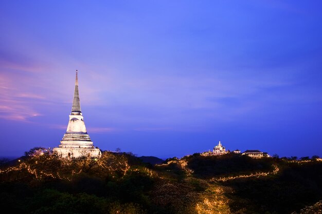 Templo en la cima de la montaña en Khao Wang Palace durante el festival Petchaburi Tailandia