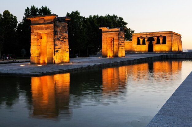 Templo de debod en madrid al atardecer