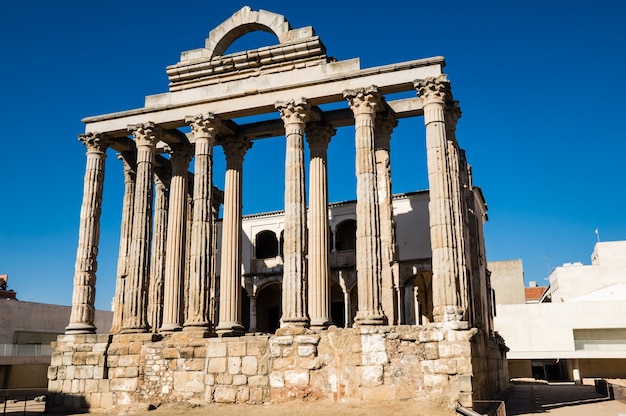 Templo de Diana bajo la luz del sol y un cielo azul en Mérida, España