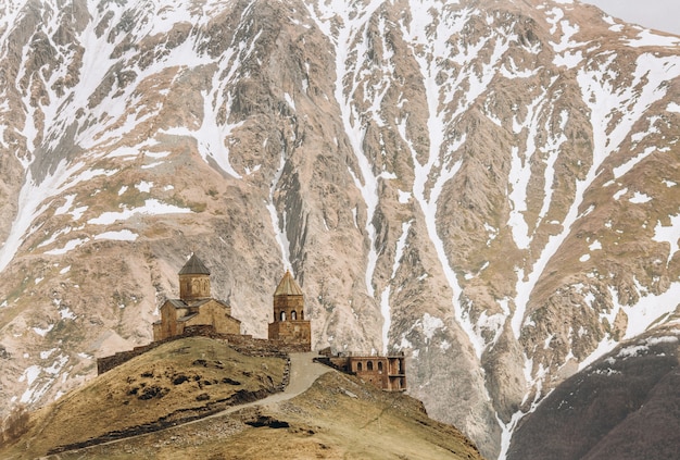 Templo de Gergeti en la parte superior al pie de la montaña Kazbek