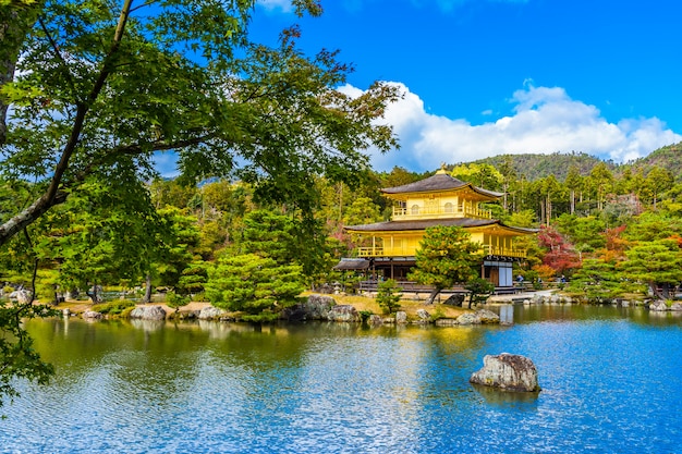 Templo hermoso de Kinkakuji con el pabellón de oro en Kyoto Japón