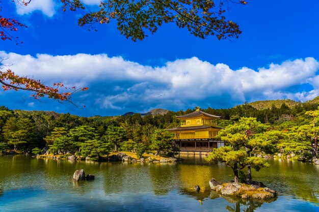 Templo hermoso de Kinkakuji con el pabellón de oro en Kyoto Japón