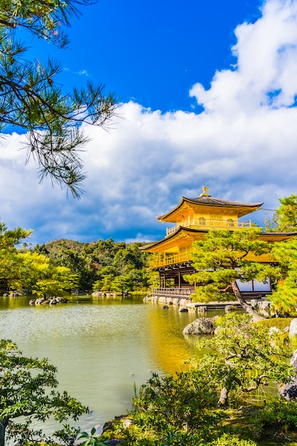 Templo hermoso de Kinkakuji con el pabellón de oro en Kyoto Japón