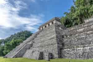 Foto gratuita templo de las inscripciones palenque en méxico bajo un cielo azul claro