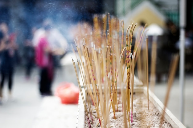 Templo de Joss Sticks rezando asiático