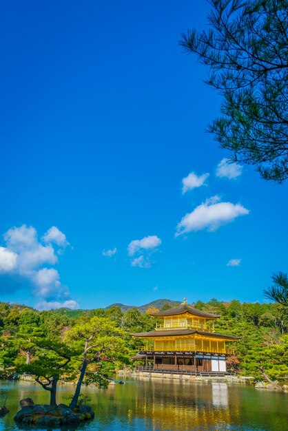 Templo Kinkakuji &quot;El pabellón de oro&quot; en Kyoto, Japón