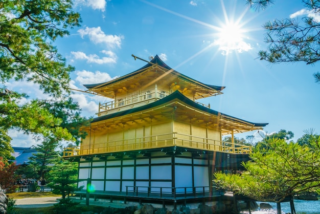 Templo Kinkakuji &quot;El pabellón de oro&quot; en Kyoto, Japón