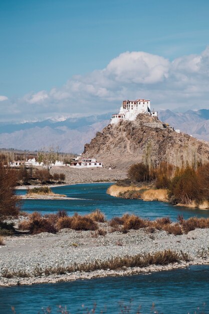 Templo de Leh y río en Leh Ladakh, India