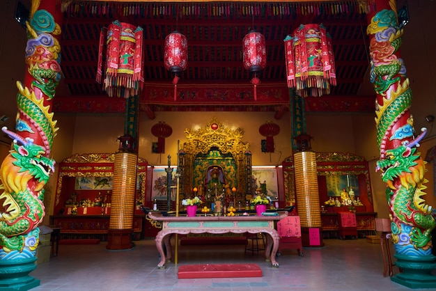 Templo con una mesa con decoraciones