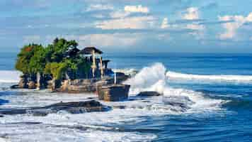 Foto gratuita templo de tanah lot en la isla de bali indonesia