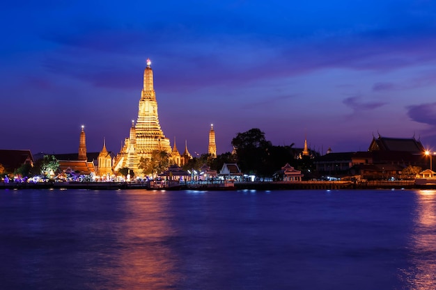 Templo Wat Arun del amanecer en el crepúsculo de Bangkok, Tailandia