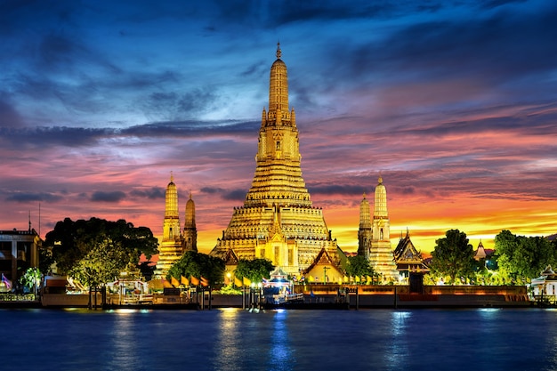 Templo de Wat Arun en el crepúsculo en Bangkok, Tailandia.