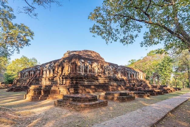 Foto gratuita templo de wat chang rob en el parque histórico de kamphaeng phet, sitio del patrimonio mundial de la unesco