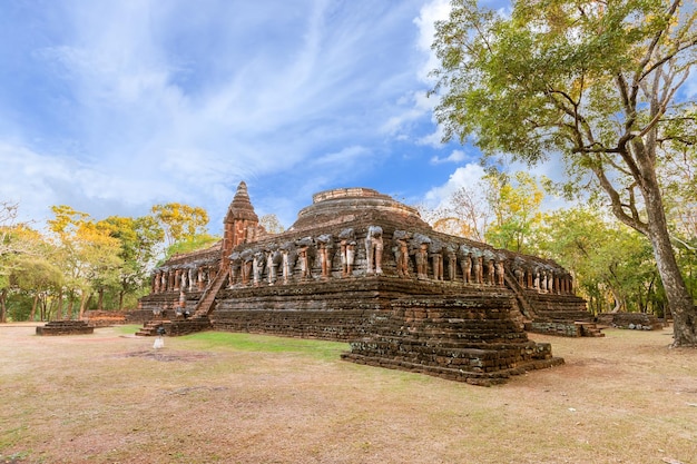 Foto gratuita templo de wat chang rob en el parque histórico de kamphaeng phet, sitio del patrimonio mundial de la unesco