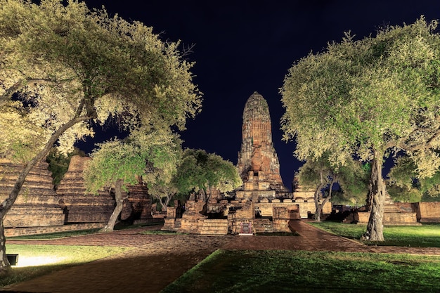 Foto gratuita el templo de wat phra ram se ilumina por la noche en ayutthaya