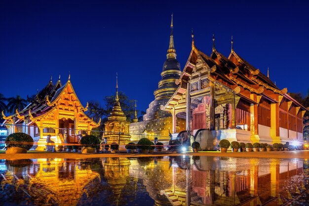 Templo de Wat Phra Singh en la noche en Chiang Mai, Tailandia.