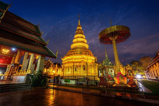 Templo de Wat Phra That Hariphunchai en Lamphun, Tailandia.