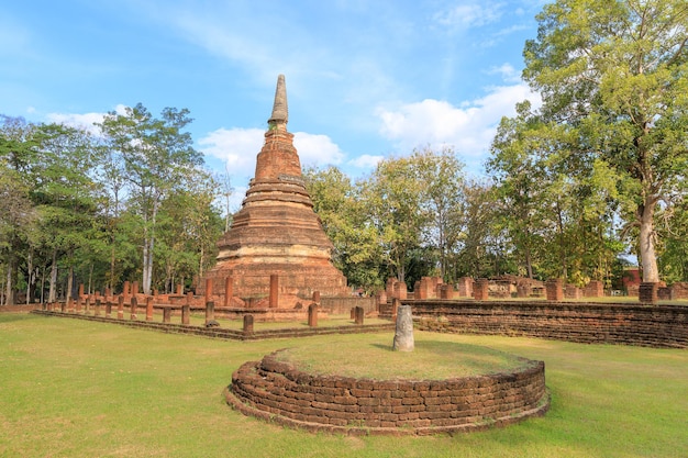 Foto gratuita templo de wat phra that en el parque histórico de kamphaeng phet, sitio del patrimonio mundial de la unesco