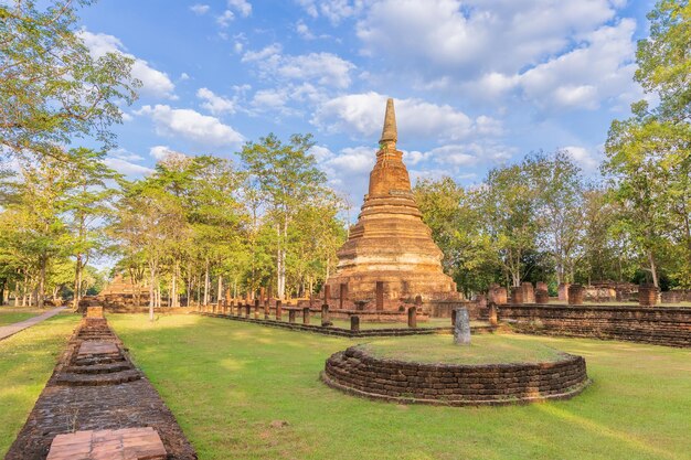 Templo de Wat Phra That en el parque histórico de Kamphaeng Phet, sitio del Patrimonio Mundial de la UNESCO