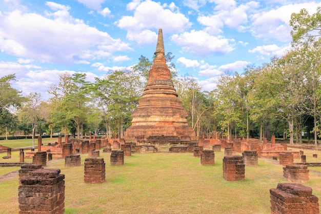 Templo de Wat Phra That en el parque histórico de Kamphaeng Phet, sitio del Patrimonio Mundial de la UNESCO