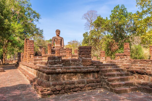 Templo de Wat Sing en el parque histórico de Kamphaeng Phet, sitio del Patrimonio Mundial de la UNESCO