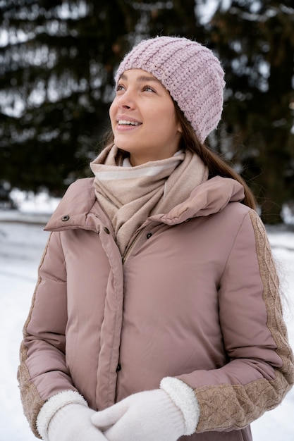 Temporada de invierno de mujer sonriente de tiro medio