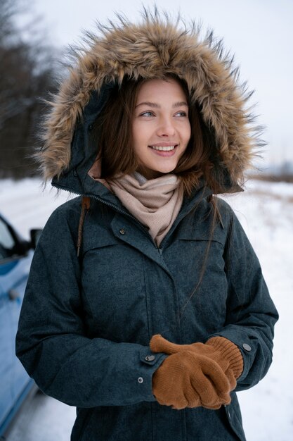 Temporada de invierno de mujer sonriente de tiro medio