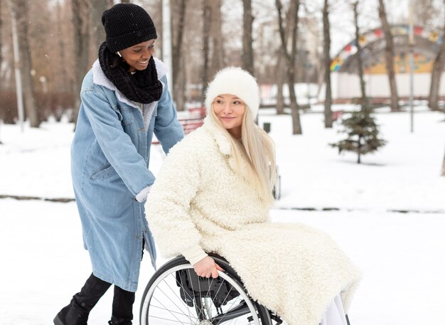 Temporada de invierno de mujeres felices de tiro medio