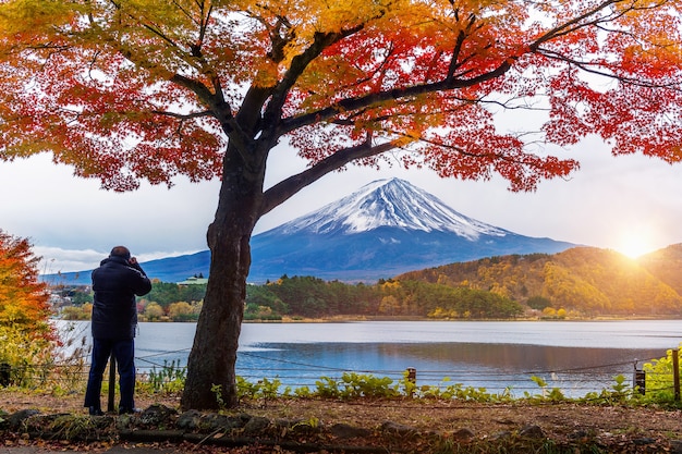 Temporada de otoño y montaña Fuji en el lago Kawaguchiko, Japón. Fotógrafo toma una foto en Fuji mt.