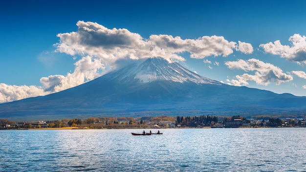 Temporada de otoño y montaña Fuji en el lago Kawaguchiko, Japón.