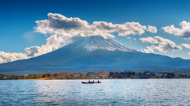 Temporada de otoño y montaña Fuji en el lago Kawaguchiko, Japón.