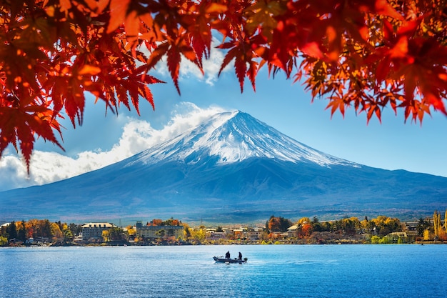 Temporada de otoño y montaña Fuji en el lago Kawaguchiko, Japón.