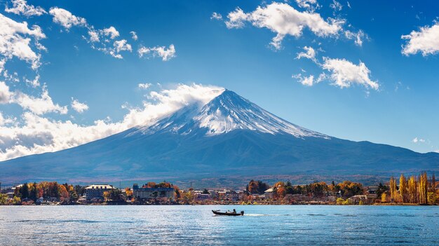 Temporada de otoño y montaña Fuji en el lago Kawaguchiko, Japón.