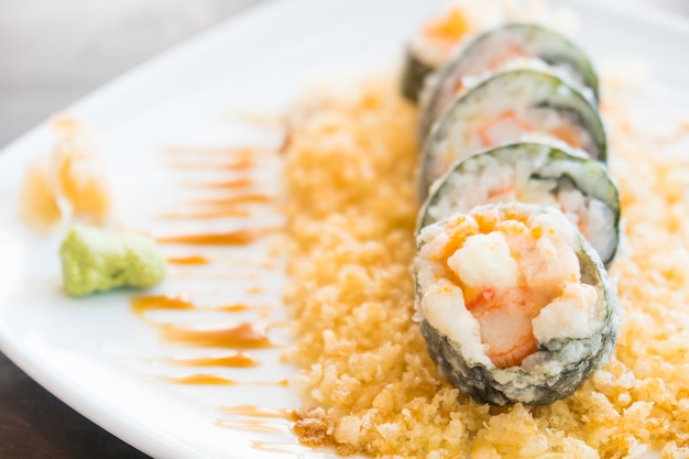 Foto gratuita tempura sushi maki