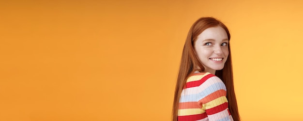 Foto gratuita tender romántico despreocupado europeo novia pelirroja girando hacia atrás mirar a la izquierda divertido sonriendo contento