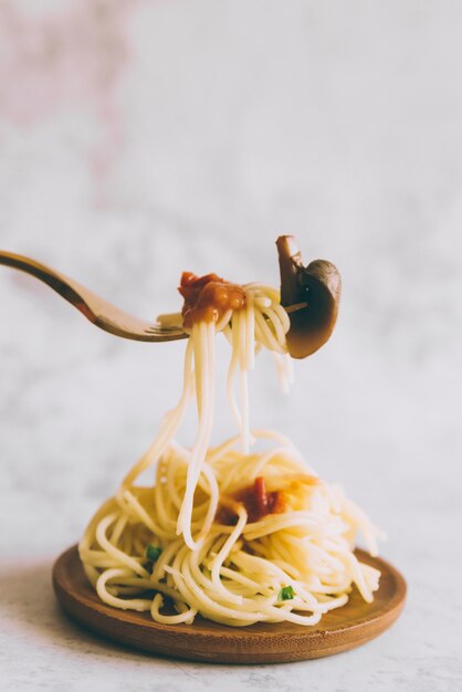 Tenedor cogiendo pasta deliciosa