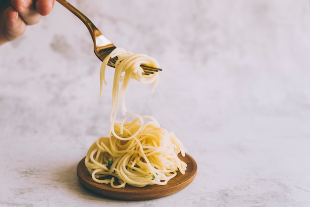 Foto gratuita tenedor cogiendo pasta de un plato