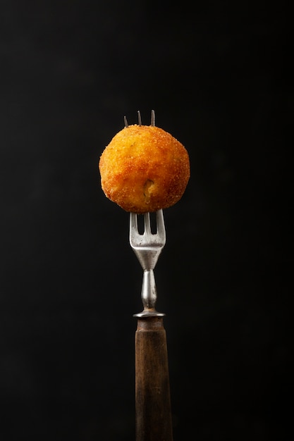 Tenedor con croqueta de comida