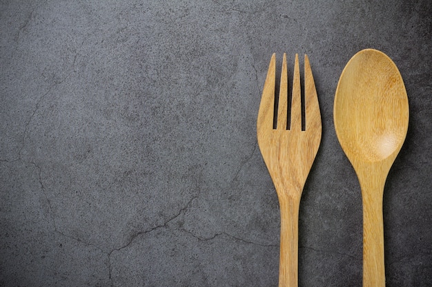 Tenedor y cuchara de madera en la mesa