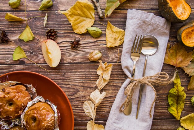 Tenedor y cuchara con manzanas al horno