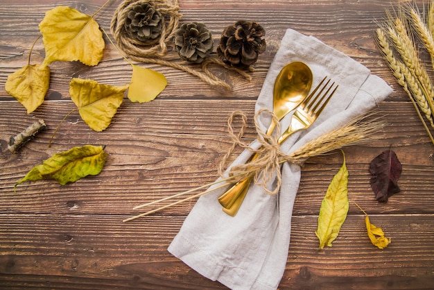 Tenedor y cuchara de oro en la mesa